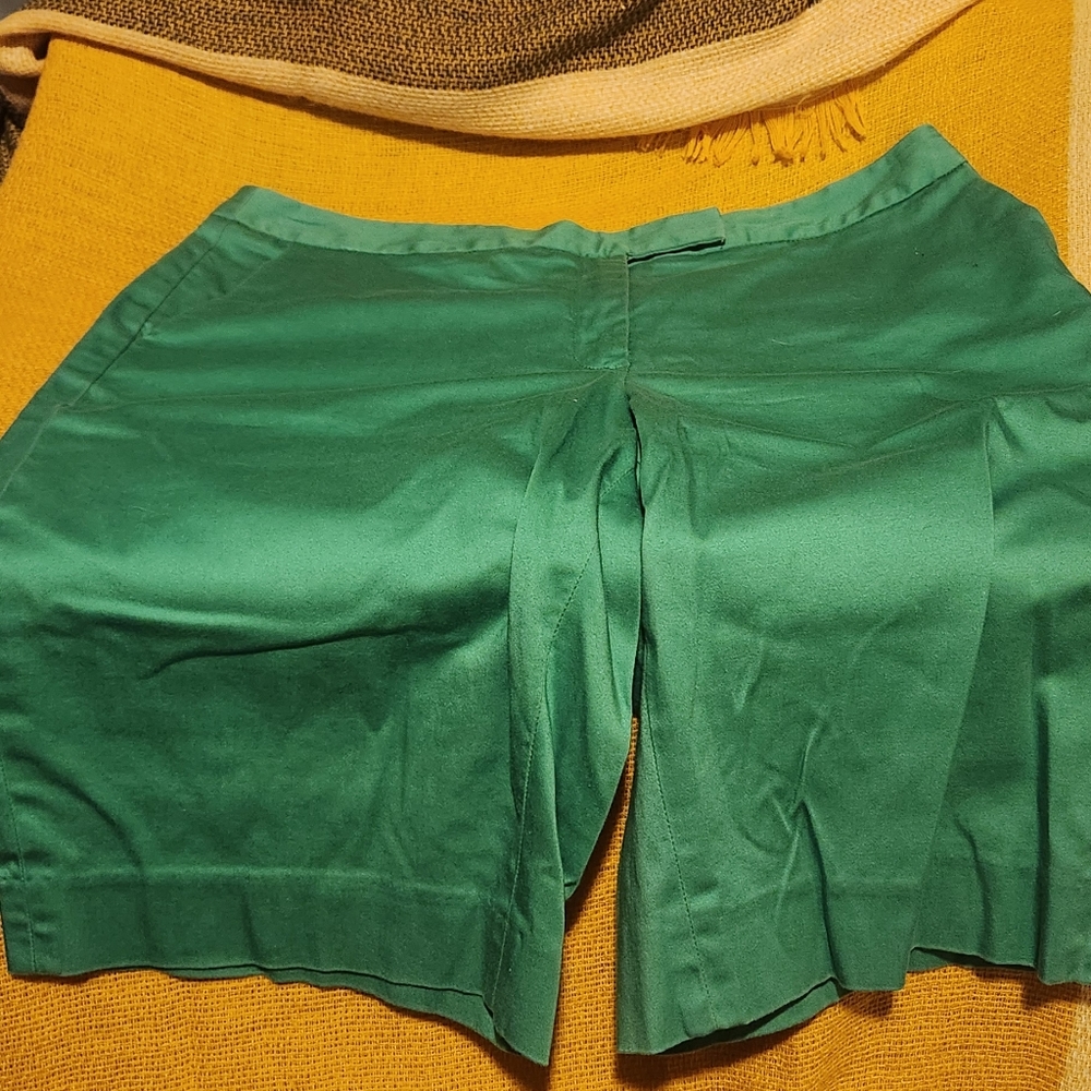 Jones New York Green Bermuda Shorts Athletic Fit
